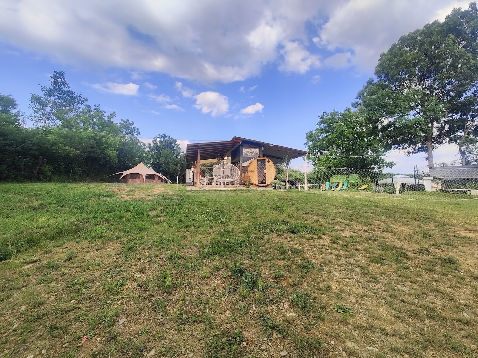 Vedere de ansamblu domeniu — Private Events & Groups - Camping Be You Văleni