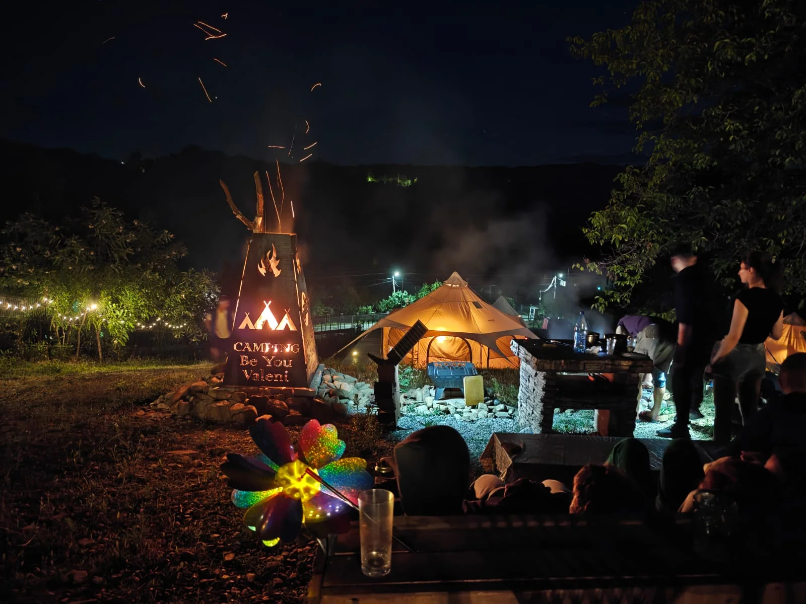 Seara de eveniment cu vatra de foc — Private Events & Groups - Camping Be You Văleni
