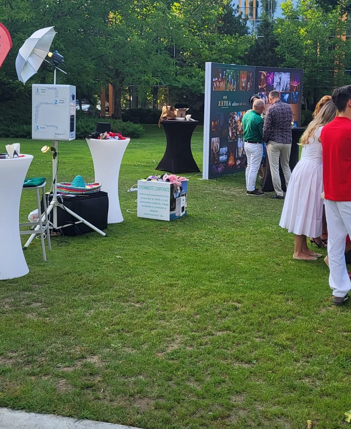 Amenajare eveniment corporate cu cabina foto — Private Events & Groups - Camping Be You Văleni