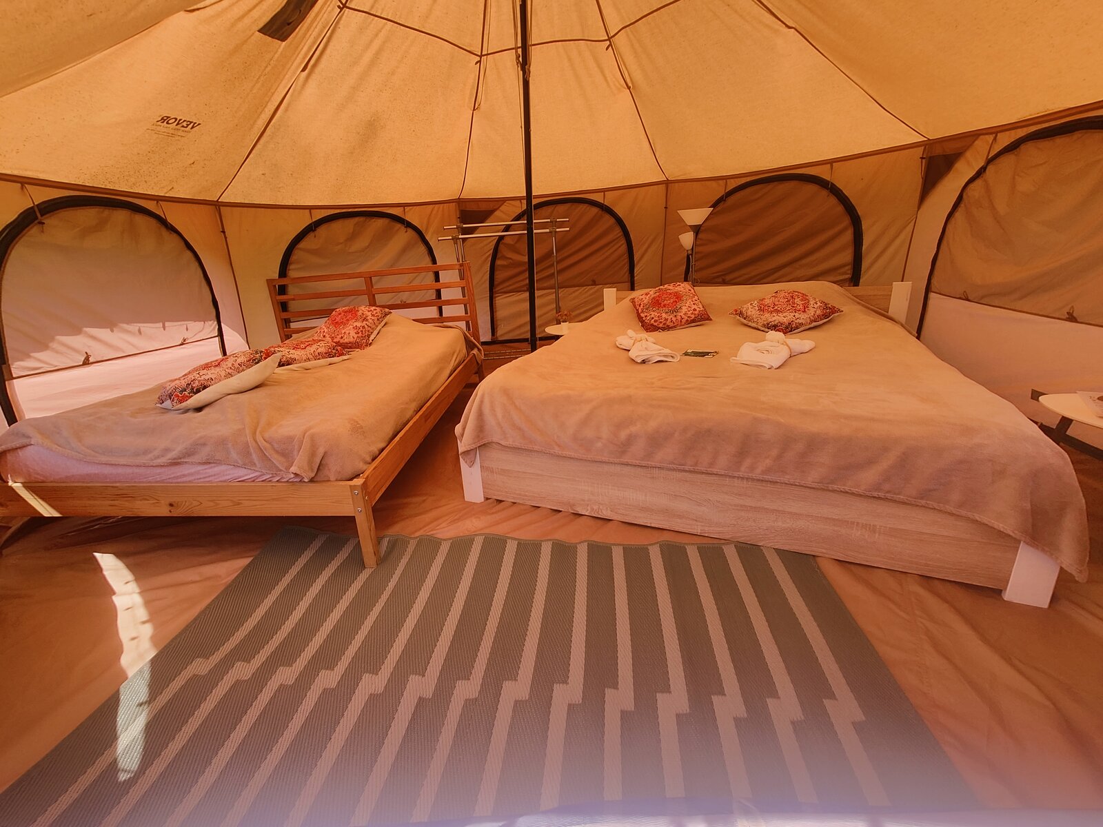 Cele doua paturi — Iurta Mare Paul - Camping Be You Văleni