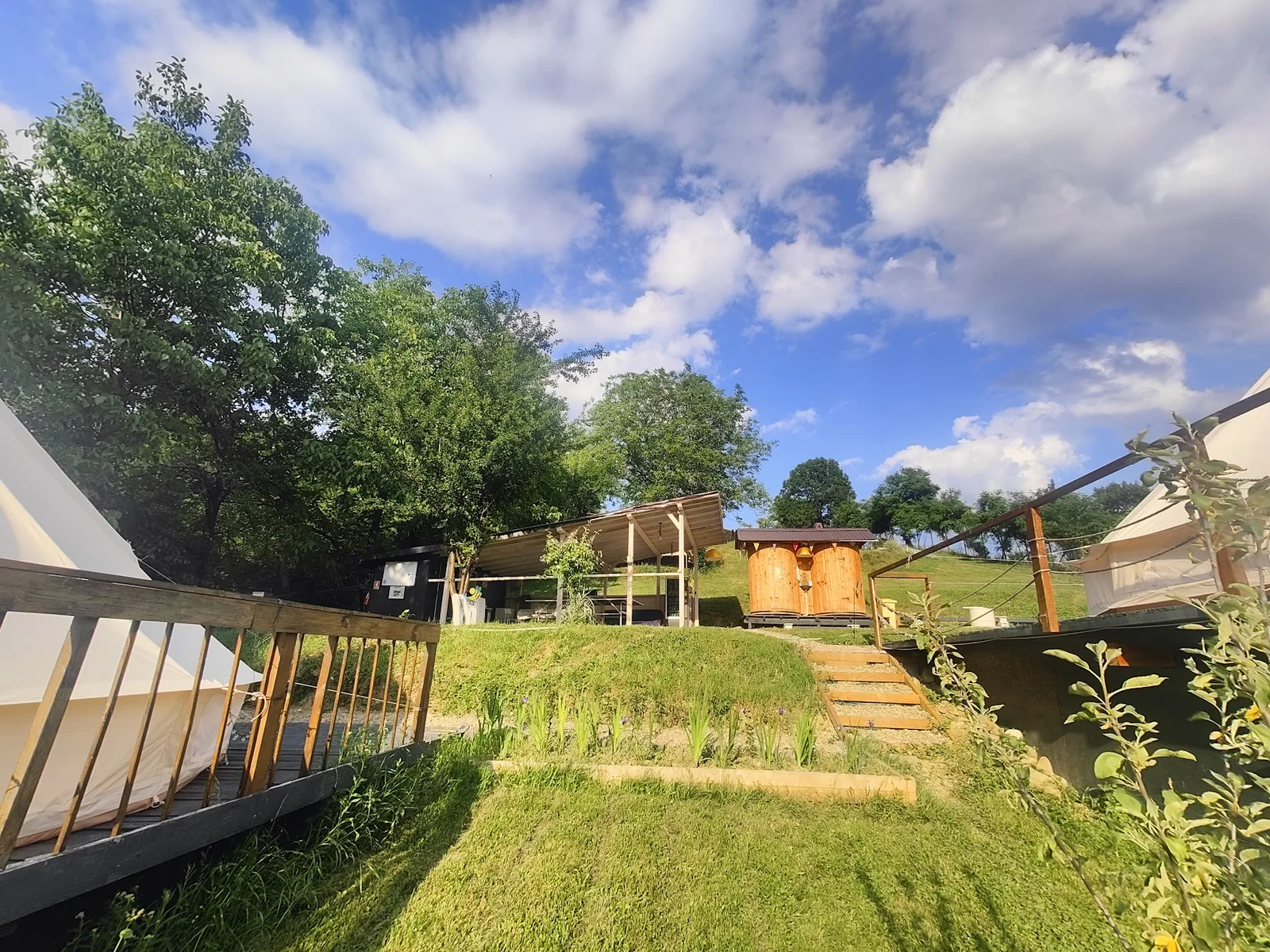 Vedere generala a zonei principale de campare — Tent pitch – main area - Camping Be You Văleni