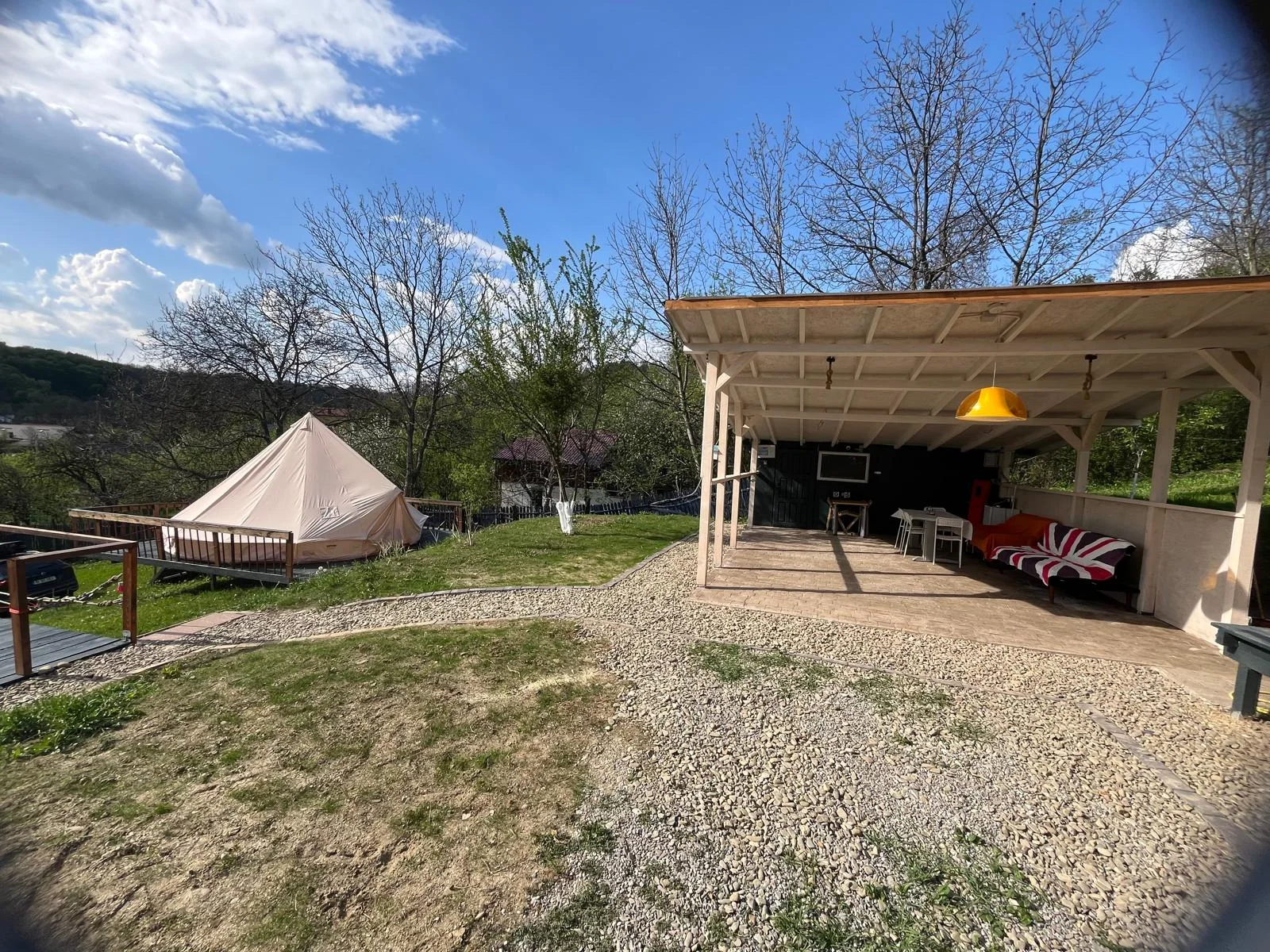 Platoul oval si pozitiile de campare — Tent pitch – main area - Camping Be You Văleni