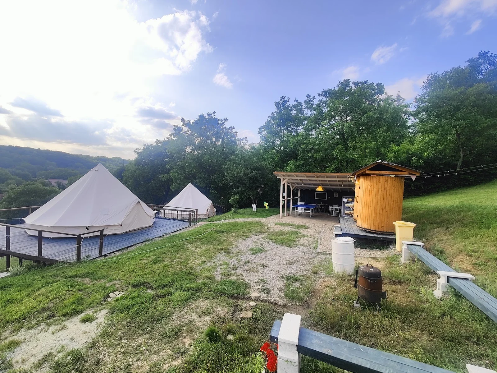 Corturi pe platoul oval langa dusuri — Tent pitch – main area - Camping Be You Văleni