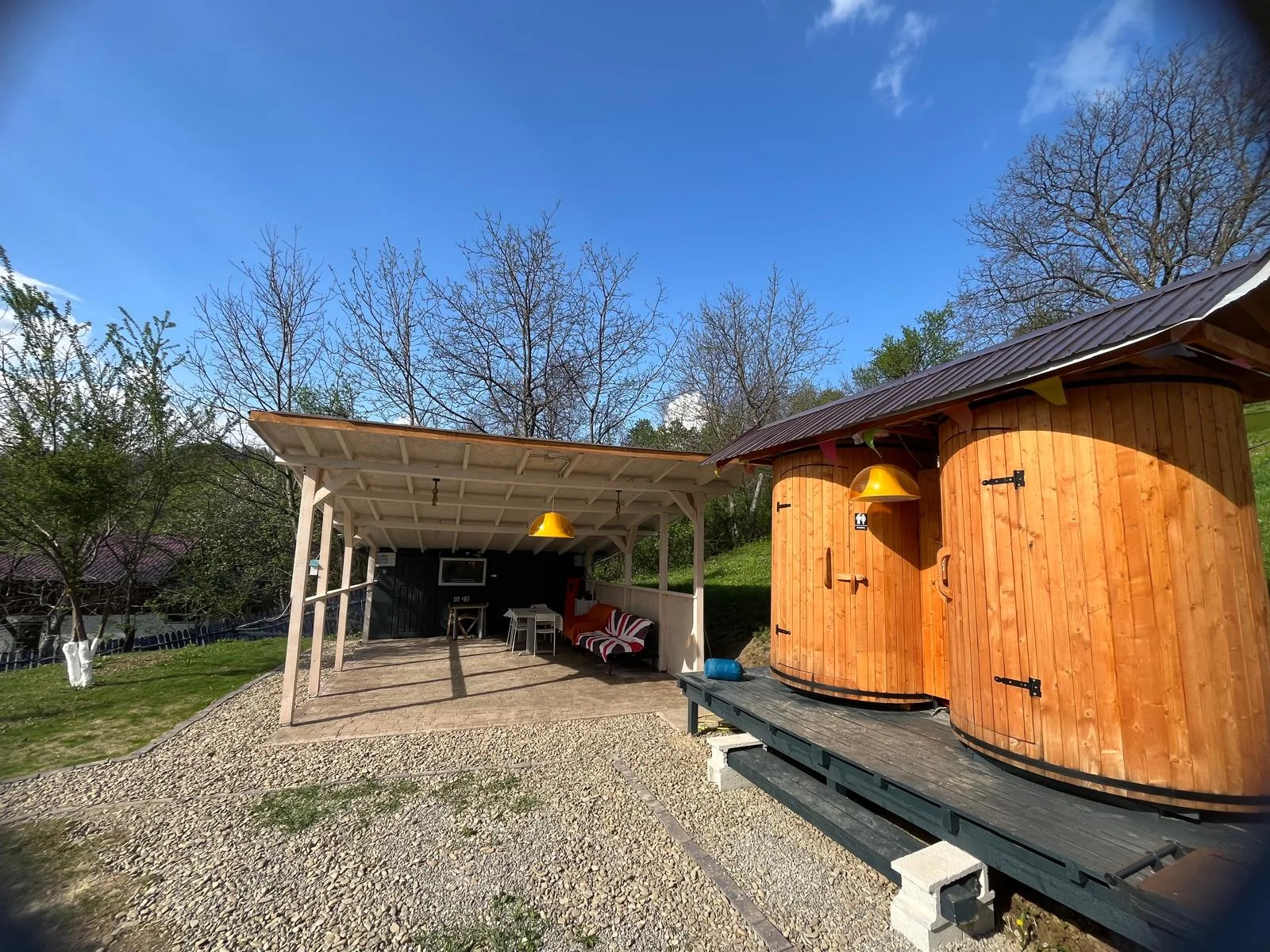Dusurile tip butoi de pe platoul oval — Tent pitch – main area - Camping Be You Văleni