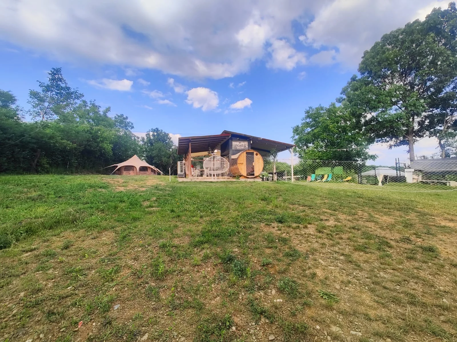 Locuri de campare pe platoul superior — Tent pitch – main area - Camping Be You Văleni