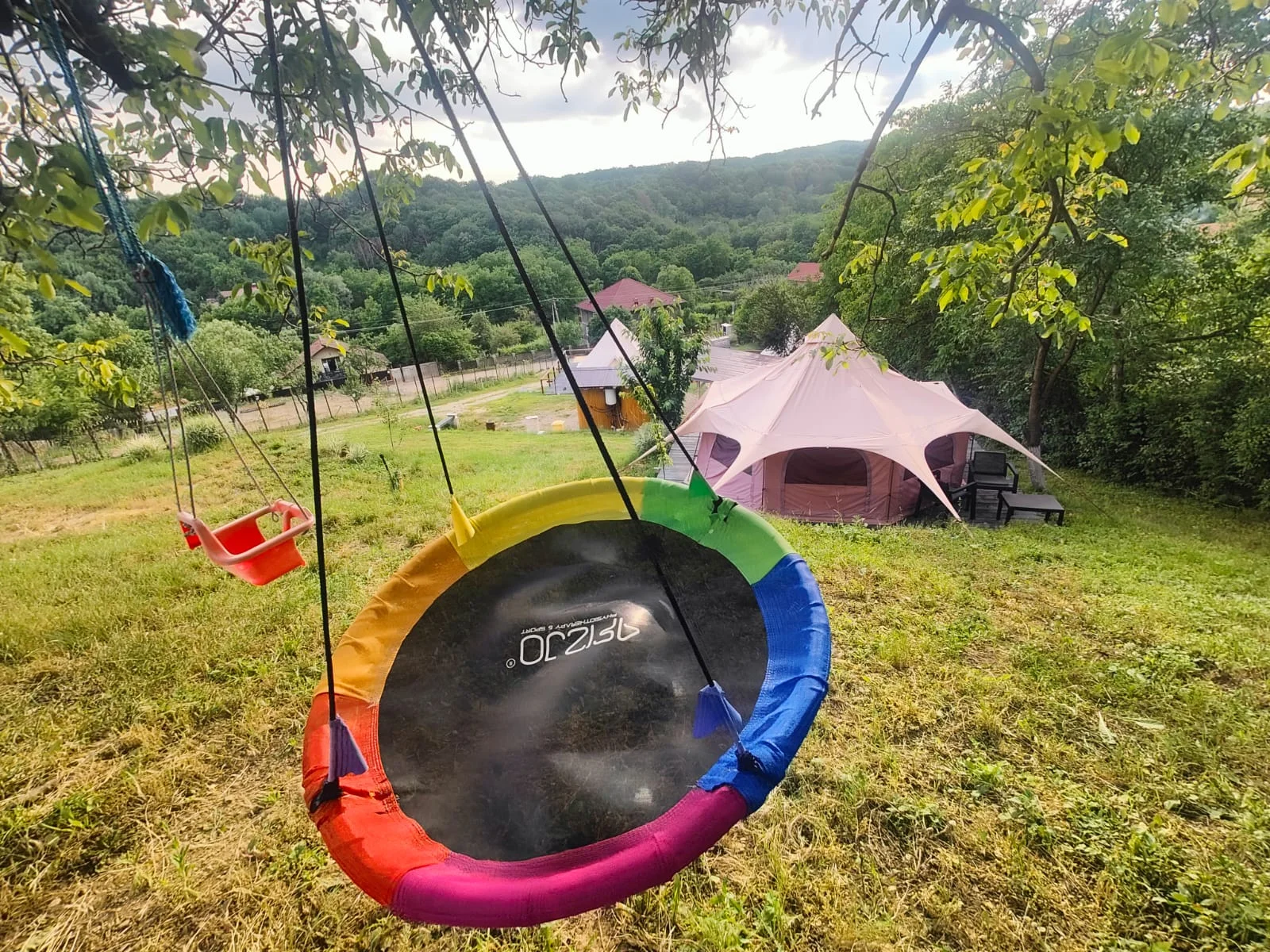Leagane si loc de joaca pentru copii — Tent pitch – main area - Camping Be You Văleni