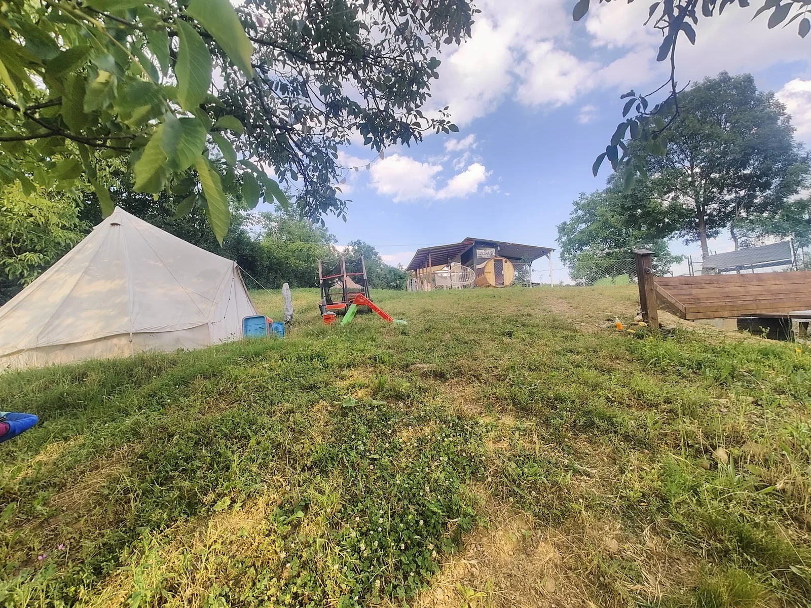 Loc de joaca si zona de campare — Tent pitch – main area - Camping Be You Văleni