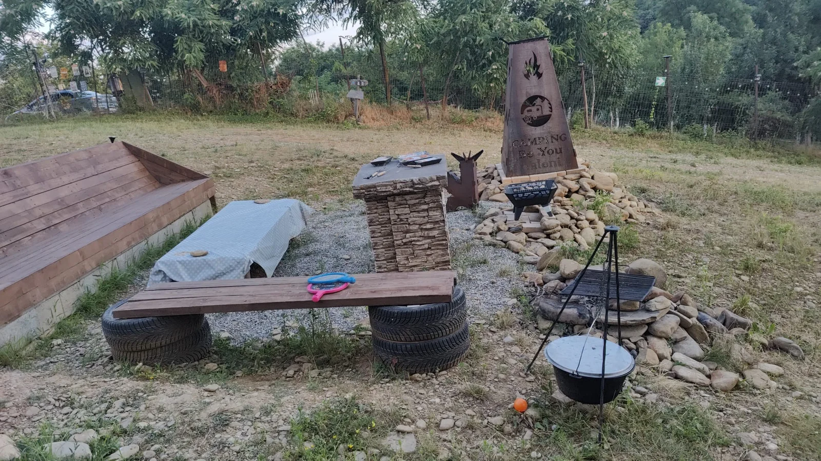 Zona bbq de pe platoul superior — Tent pitch – main area - Camping Be You Văleni