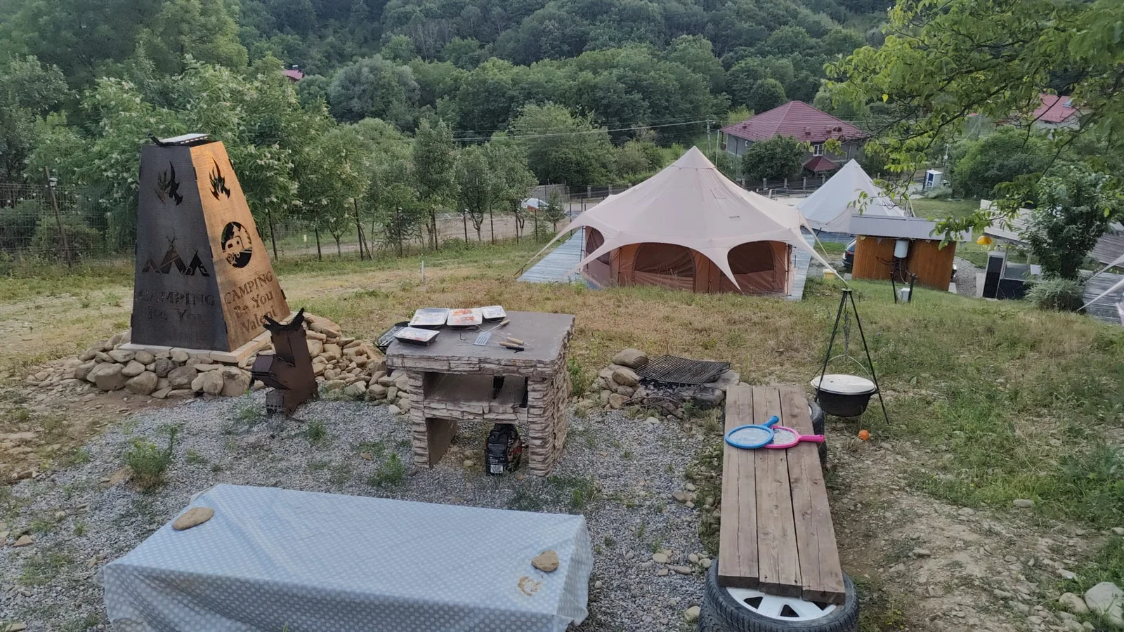 Zona bbq cu vedere asupra vaii — Tent pitch – main area - Camping Be You Văleni