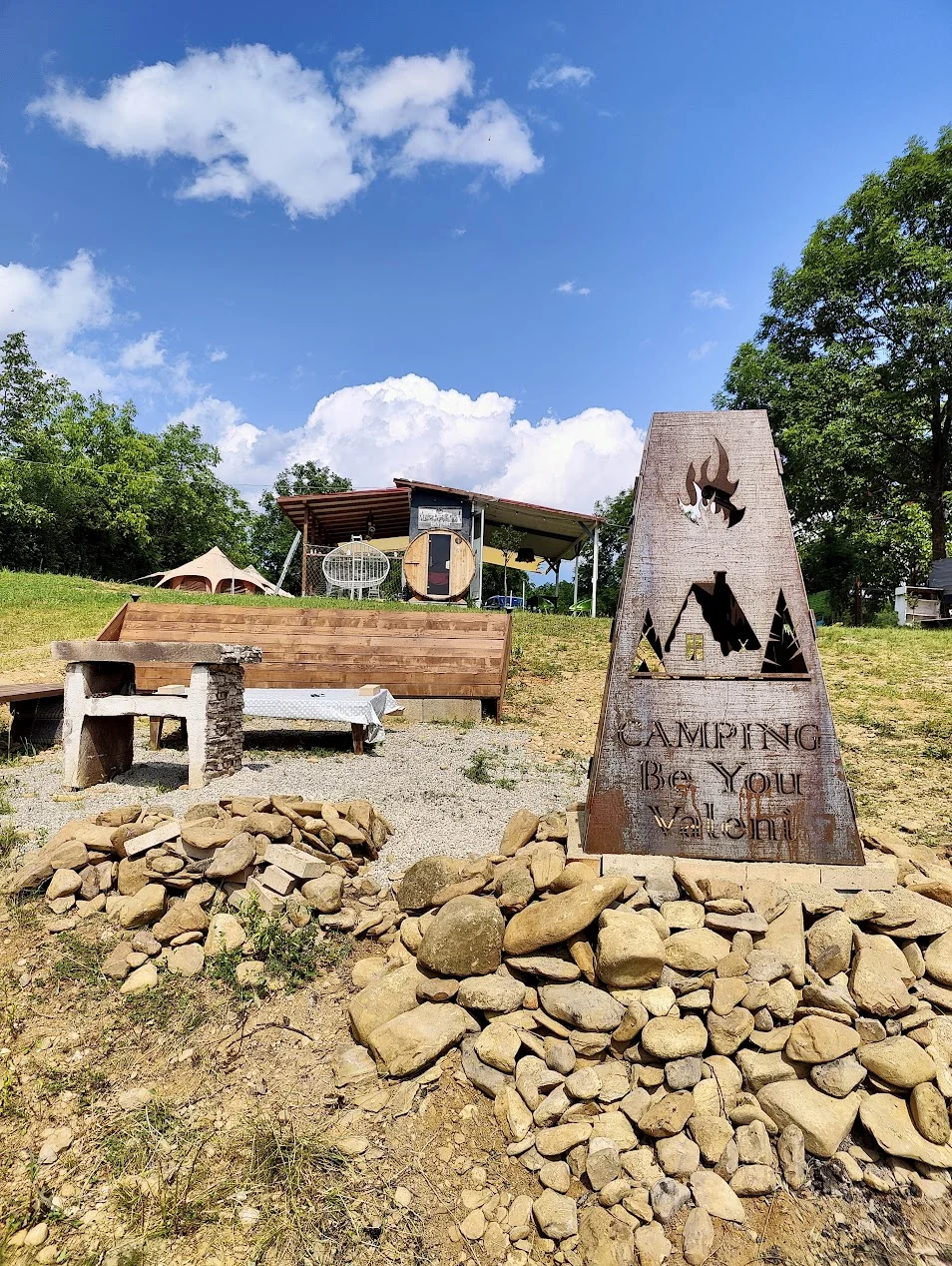 Fire pit si zona de relaxare — Tent pitch – main area - Camping Be You Văleni