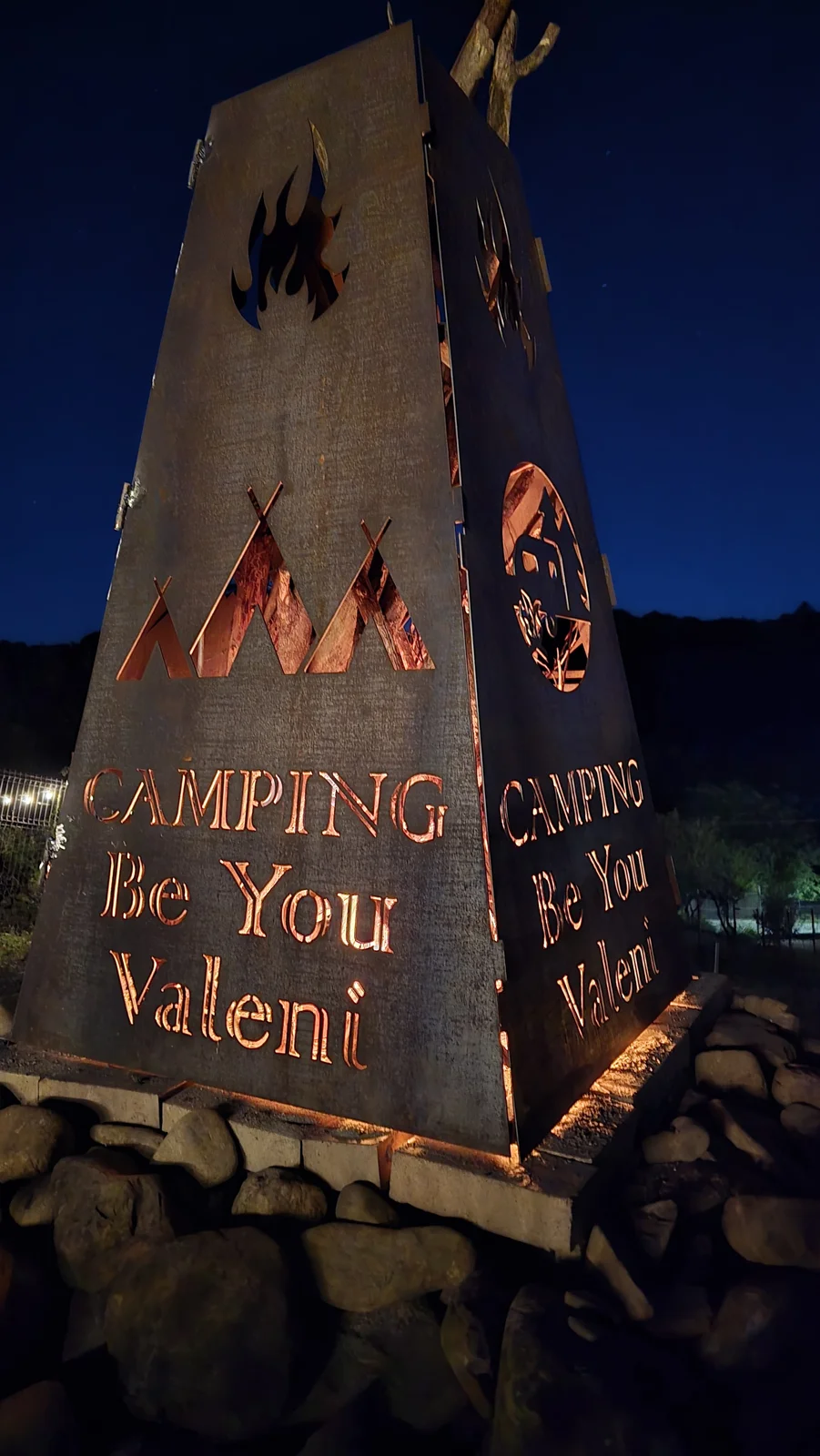Fire pit noaptea — Tent pitch – main area - Camping Be You Văleni