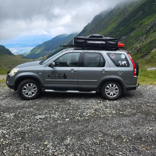 Autoturism cu cort montat pe plafon — Campare cu rulotă, autorulotă și cort pe mașină - Camping Be You Văleni