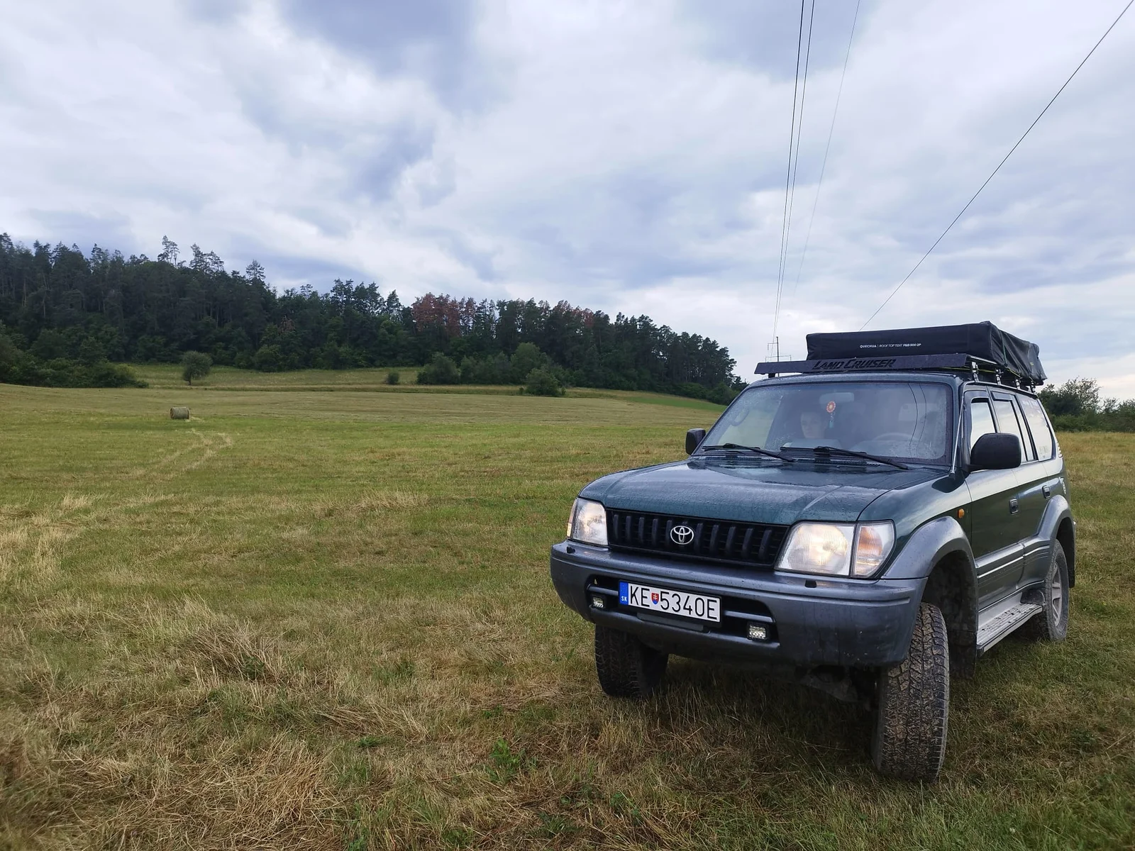 Echipaj de caravaning cu cort pe plafon — Campare cu rulotă, autorulotă și cort pe mașină - Camping Be You Văleni